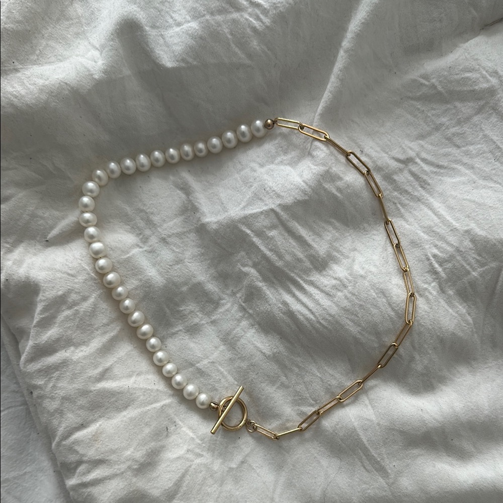 Elegant Gold and Pearl Necklace